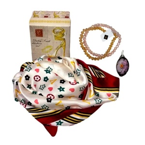 Set Stylish Range pentru femei, cu esarfa satinata, doua bratari si pandantiv din sticla de Murano, in caseta retro, Maro multicolor