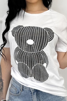  Tricou dama cu model teddy din strasuri imprimate in relief, usor si confortabil. Perfect pentru tinute casual moderne!