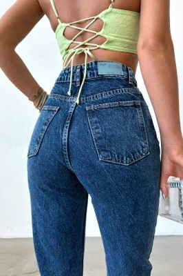 Blugi mom slimfit Colombo, cu perforatii la baza piciorului si talie inalta, Albastru denim detaliu spate