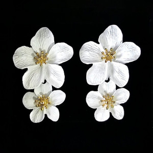 Cercei lungi Sublime Petunia, cu design floral, realistic, in cutie cadou, Alb1