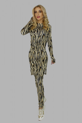 Compleu din doua piese Wonder Zebra, imprimeu cu tonuri realiste, bluza cu slituri laterale si pantaloni cu textura elastica, Galben