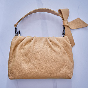 Geanta dama, UrbanElegance, din piele naturala cu fundita decorativa si detalii hobo, Crem 1