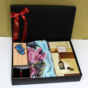 Pachet cadou pentru femei Irish Dream, cu esarfa, bratara martisor, set 10 trandafiri de sapun si cutie cu bomboane de ciocolata cu umplutura de Whiskey Cream irlandez 150g, ambalate in cutie cadou, Albastru