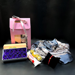 Pachet cadou pentru femei, Sweet Pink, cu esarfa, bratara martisor, Praline Ferrero Rocher si Raffaello, set din 10 trandafiri de sapun, in cutie cadou, Mov