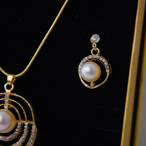 Set accesorii Feeling, din inox, cu cercei, lantisor si pandativ cu cristale, in cutie eleganta, DejaVu Gold pearl 2