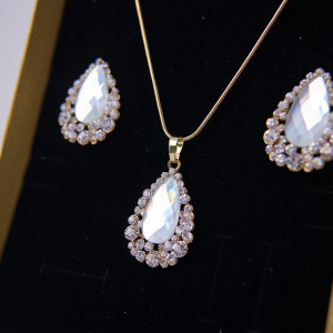 Set accesorii Feeling, din inox, cu cercei, lantisor si pandativ cu cristale, in cutie eleganta, Gold Drop 2