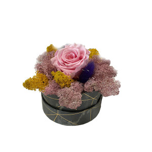Aranjament Floral, cutie cu trandafir criogenat pe pat de licheni naturali stabilizati 7