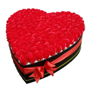 Aranjament floral personalizat cu litera cutie rotunda neagra cu 101 trandafiri de sapun 1