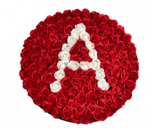 Aranjament floral personalizat cu litera cutie rotunda neagra cu 101 trandafiri de sapun 4