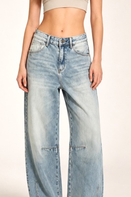 Blugi dama bleu prespalat, model wide leg cu talie joasa, picior larg si detalii decorative pe denim