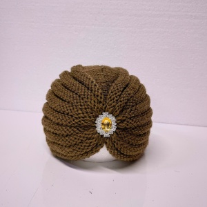 Caciula dama tip turban, NIDEH, cu brosa si textura tricotata, Maro inchis