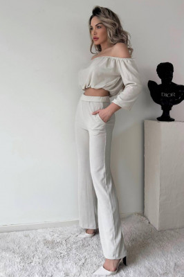 Compleu elegant Alegria, bluza crop cu decolteu elastic pe umeri si pantaloni reiati, evazati, Alb unt1