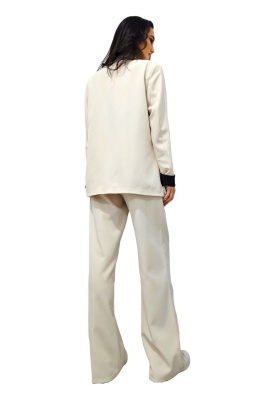 costum cu piele ecologica