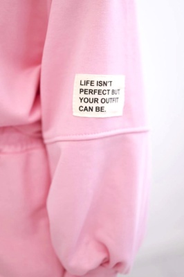 Compleu Perfect Life, hanorac cu panou mai lung la spate si pantaloni sport, Roz detaliu maneca