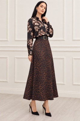 Fustă elegantă Chantaly, croială A-line, purtată cu maletă , maro ciocolata leopard