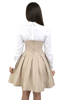 rochie feminina cu umeri bufanti si pense simetrice bej