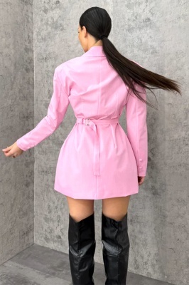 rochie sacou dama roz cu umeri accentuati si croiala cambrata detaliu spate