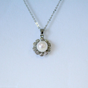 Set accesorii Flower Pearl, din inox, cu cercei, lantic si pandantiv, stilizat cu perle si cristale, in cutie cadou, Argintiu1