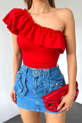 Bluza asimetrica Elara, cu umarul gol, croiala slim fit usor elastica, maneca scurta si volan oversize 