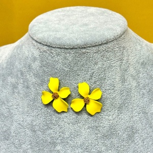Cercei A Little Magic, cu design floral si prindere cu tija, Galben 4