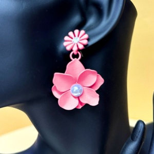 Cercei lungi Theona, design floral, cu tija si pietre artizanale, Roz 1