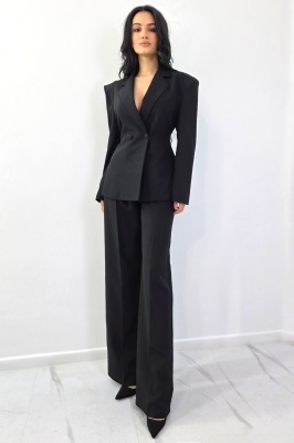costum business dama cu design sobru