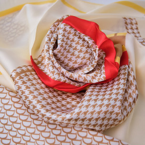 Esarfa Soft D, cu imprimeu si matase satinata, in cutie eleganta, Crem, 70x70 cm 2