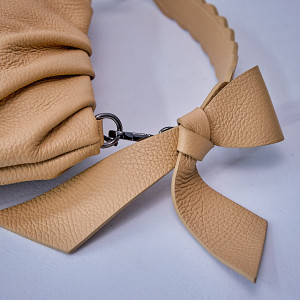 Geanta dama, UrbanElegance, din piele naturala cu fundita decorativa si detalii hobo, Crem 3