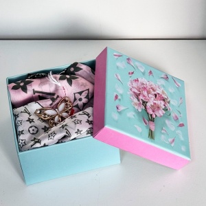 Pachet cadou femei ForYou, brosa fluture si esarfa din matase 180x80 cm, in cutie eleganta, Roz pal detaliu