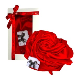 Pachet cadou Silk & Shine, cu esarfa din matase si brosa, in cutie cu fereastra, Rosu detalii