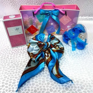 Pachet stilat pentru femei Graceful Moments, cu parfum Mousuf, trandafiri de sapun si esarfa satinata, Albastru