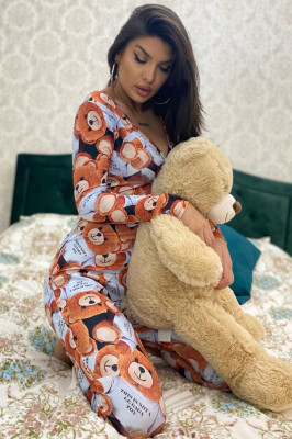 Pijama lunga tip salopeta Vicky, cu maneca lunga, inchidere cu nasturi si imprimeuri diverse, colorate, Toy Bear