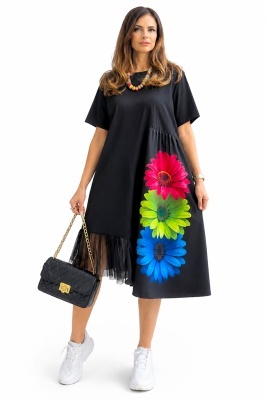 Rochie neagră elegantă ORYANA cu un umăr gol, aplicație florală și șliț frontal
