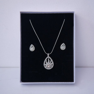 Set accesorii Feeling, din inox, cu cercei, lantisor si pandativ cu cristale, in cutie eleganta, Silver Fern