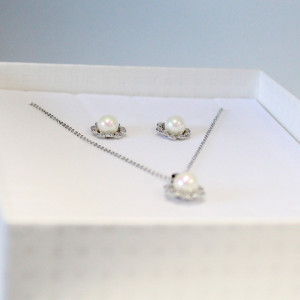 Set accesorii Flower Pearl, din inox, cu cercei, lantic si pandantiv, stilizat cu perle si cristale, in cutie cadou, Argintiu2
