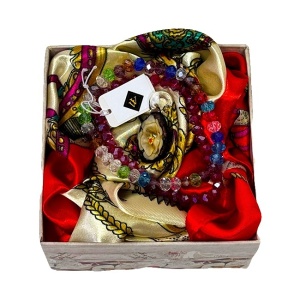 Set Stylish Range pentru femei, cu esarfa satinata, doua bratari si pandantiv din sticla de Murano, in caseta retro, Rosu multicolor