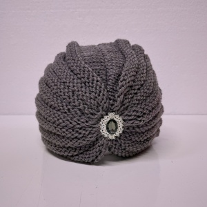 Caciula dama tip turban, NIDEH, cu brosa si textura tricotata, Gri
