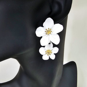 Cercei lungi Sublime Petunia, cu design floral, realistic, in cutie cadou, Alb3