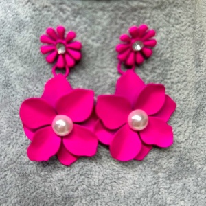Cercei lungi Theona, design floral, cu tija si pietre artizanale, Fucsia 3