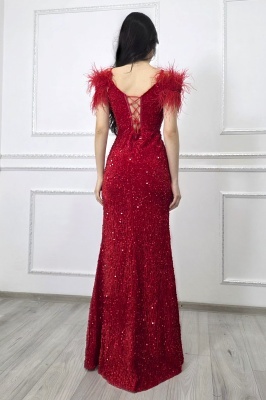 rochie rosie de gala cu umeri decorati si design sofisticat