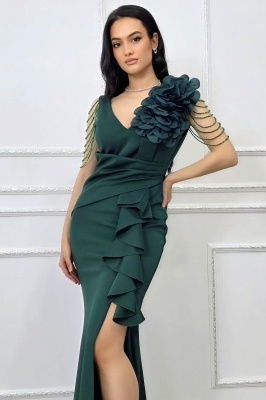 rochie verde smarald feminina cu volum controlat in zona umerilor pentru impact vizual