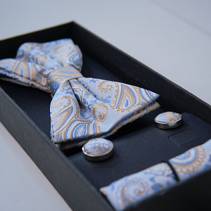 Set 3 piese Mistery, pentru barbati, papion, butoni si batista din stofa, bleu, cu imprimeu auriu deschis, MS103