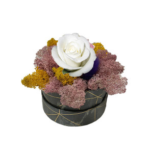 Aranjament Floral, cutie cu trandafir criogenat pe pat de licheni naturali stabilizati 1