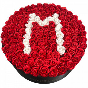 Aranjament floral personalizat cu litera cutie rotunda neagra cu 101 trandafiri de sapun 6