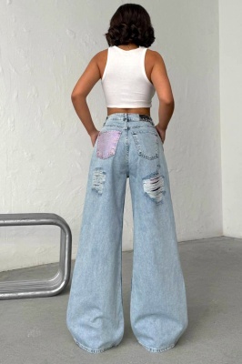 Blugi wide leg Seoul, perforatii si detaliu roz cu pietre, Albastru deschis detaliu spate