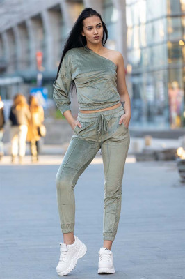 Compleu de catifea Mirabey pantaloni si bluza cu umar gol, Olive-fata