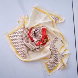 Esarfa Soft D, cu imprimeu si matase satinata, in cutie eleganta, Crem, 70x70 cm 3