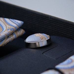 Set 3 piese Mistery, pentru barbati, papion, butoni si batista din stofa, bleu, cu imprimeu auriu deschis, MS103