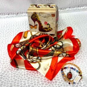 Set Stylish Range pentru femei, cu esarfa satinata, doua bratari si pandantiv din sticla de Murano, in caseta retro, Portocaliu multicolor detaliu