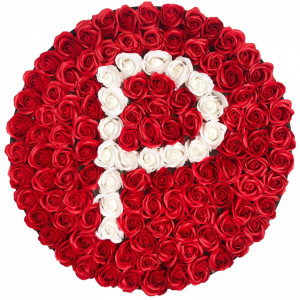 Aranjament floral personalizat cu litera cutie rotunda neagra cu 101 trandafiri de sapun 7